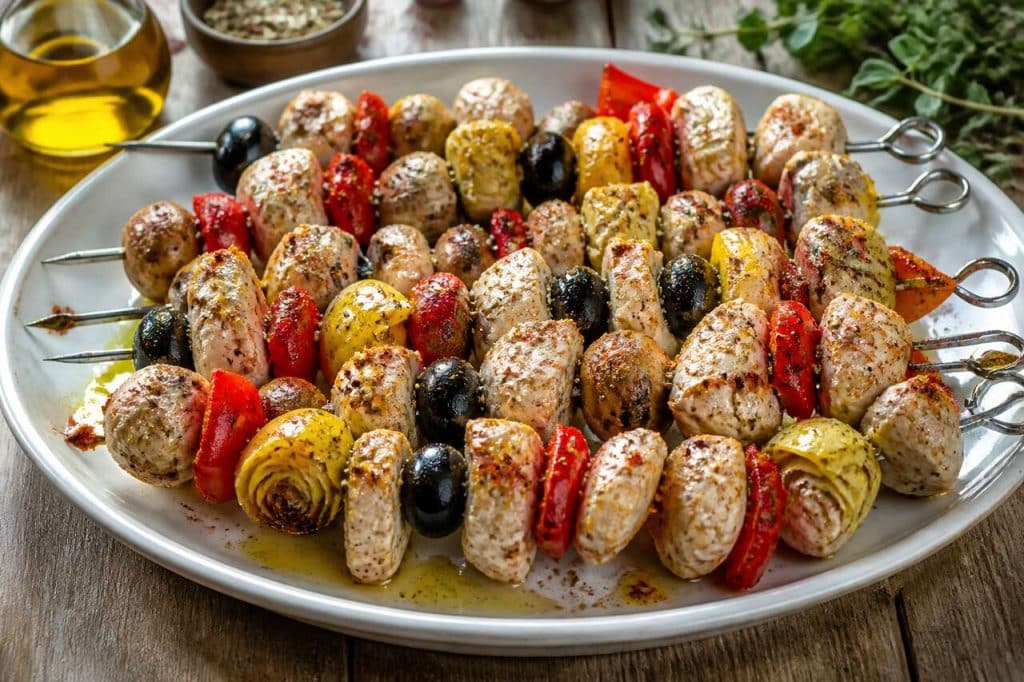 Recette de brochettes de poulet aux légumes marinés
