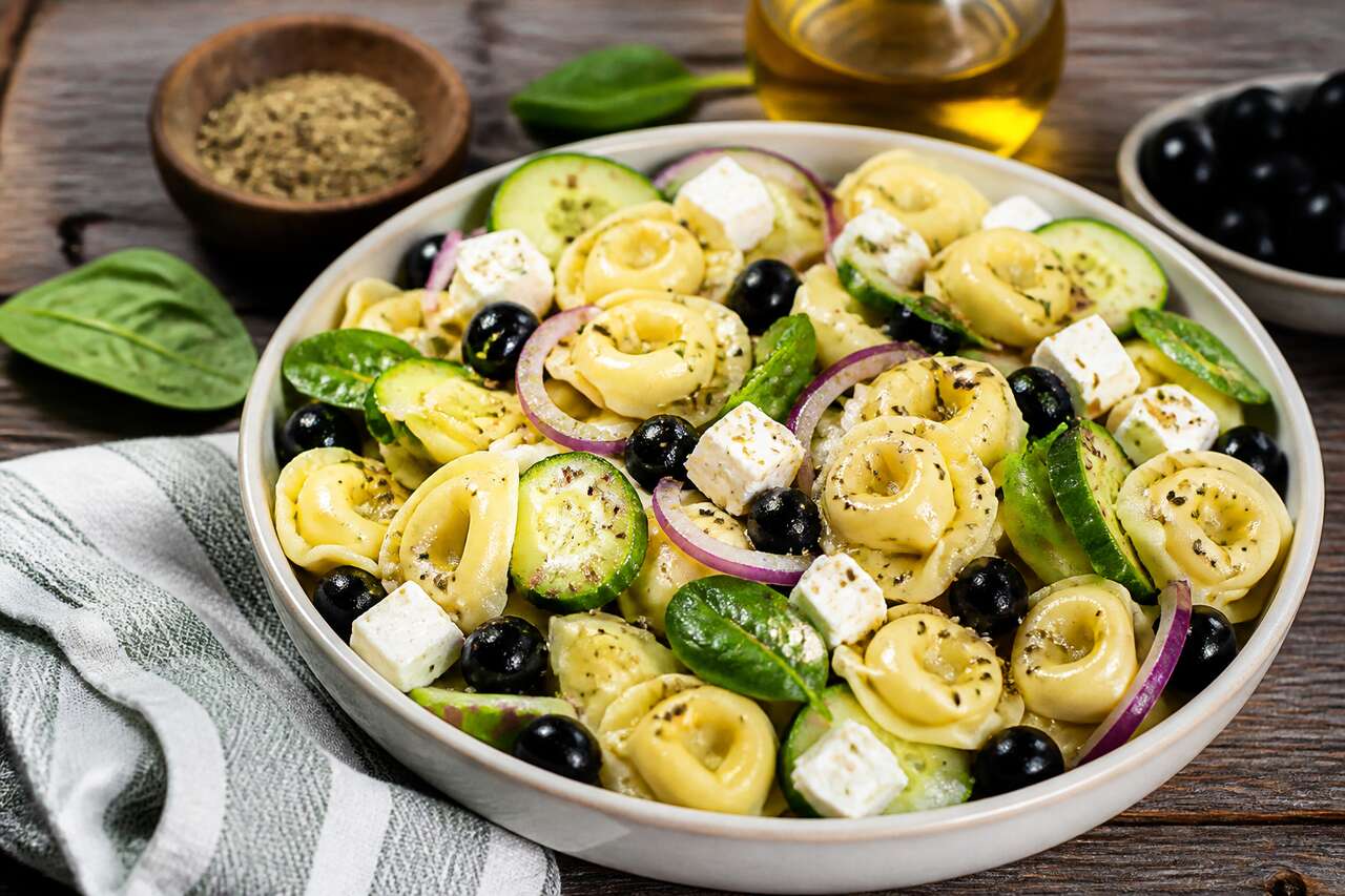 Recette de salade de pâtes farcies aux épinards, concombre et feta