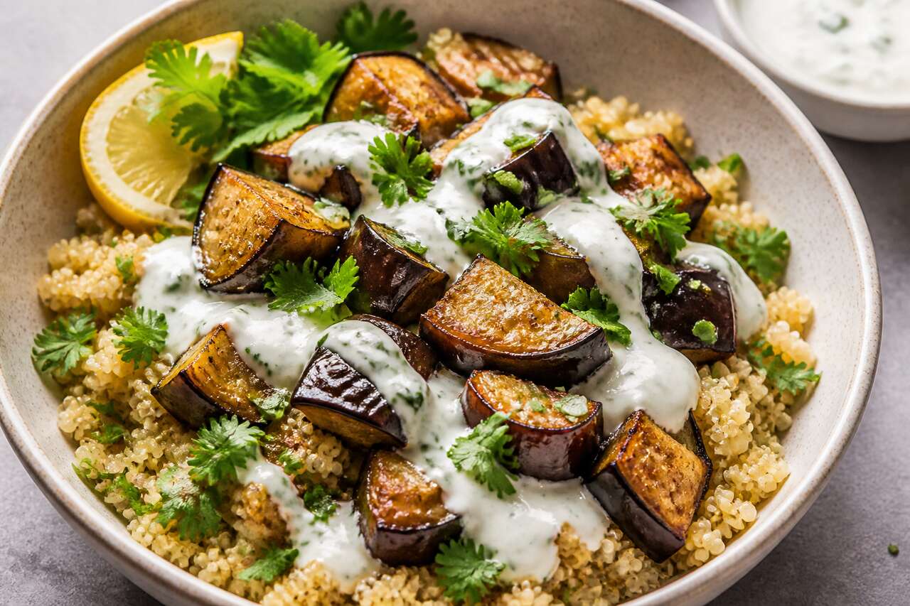 Bols de quinoa, aubergine r&ocirc;tie et sauce yaourt citronn&eacute;e